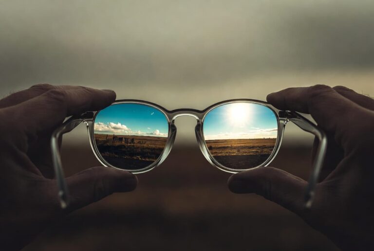 brýle jako symbol obranami zkreslené reality